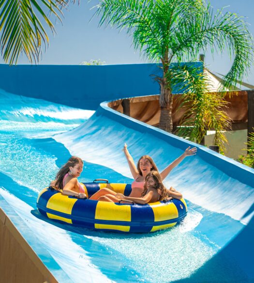 Família na piscina